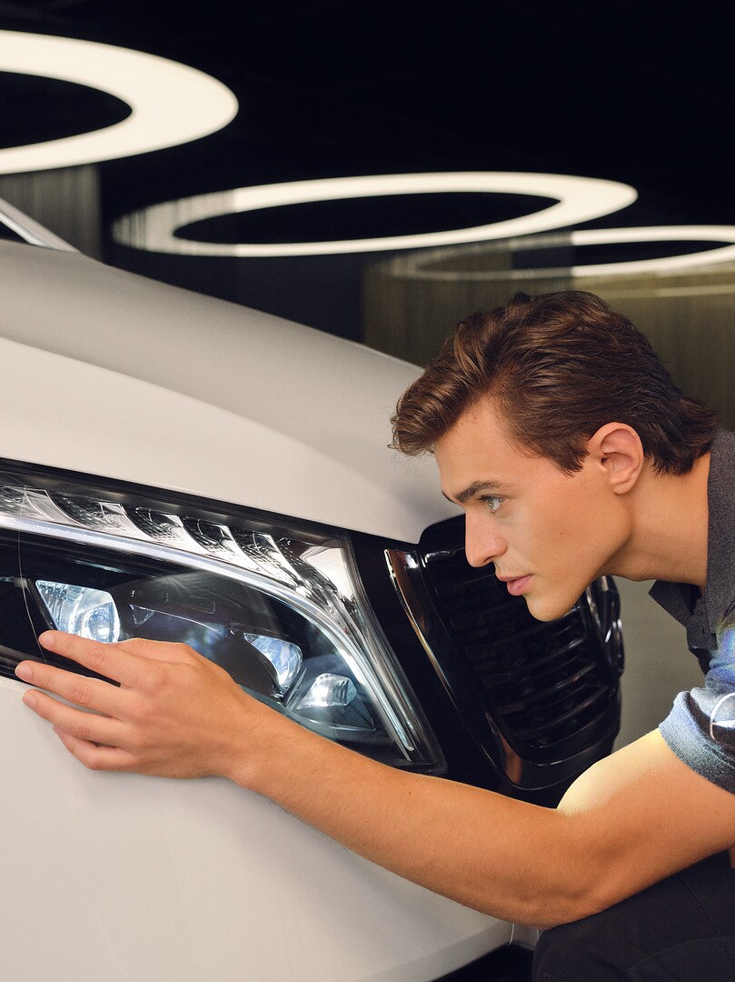 Un technicien de service vérifie le phare d'une Mercedes.