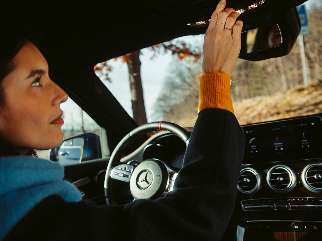 La touche SOS dans l’unité de commande au toit de votre véhicule vous met immédiatement en relation avec le centre d’appel d’urgence Mercedes-Benz.