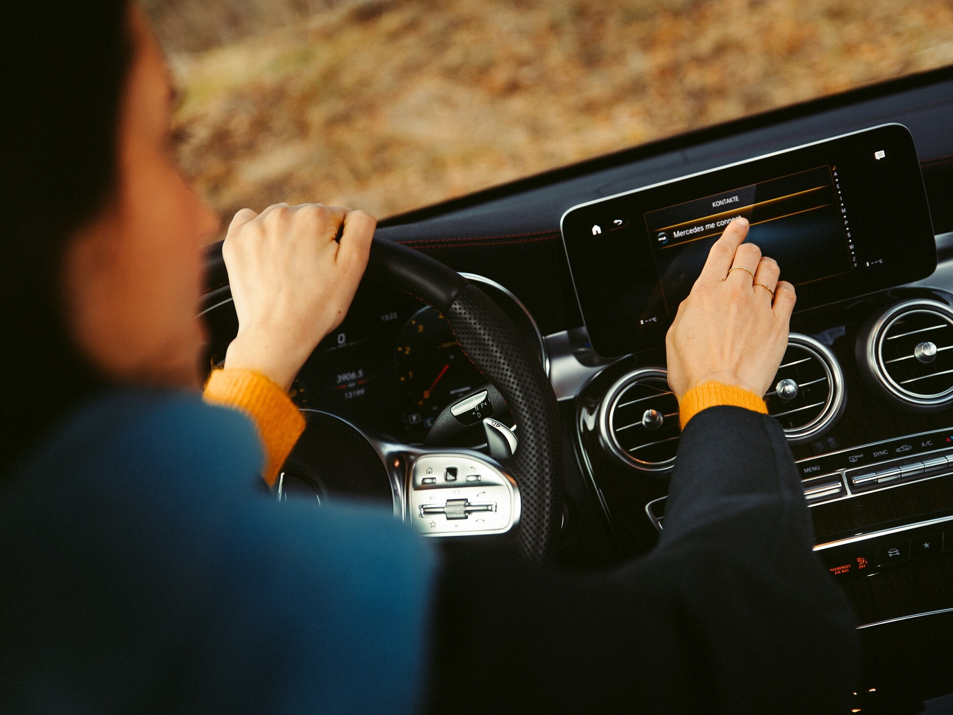 La touche Mercedes me dans l’annuaire téléphonique du véhicule vous met en relation directement avec un interlocuteur S.A.V. Mercedes-Benz.