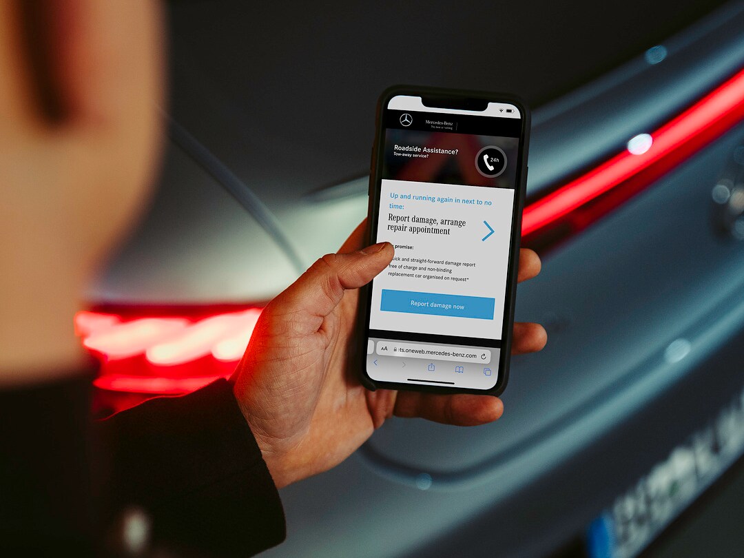 Un conducteur de Mercedes déclare en ligne un dommage à son véhicule via son smartphone.