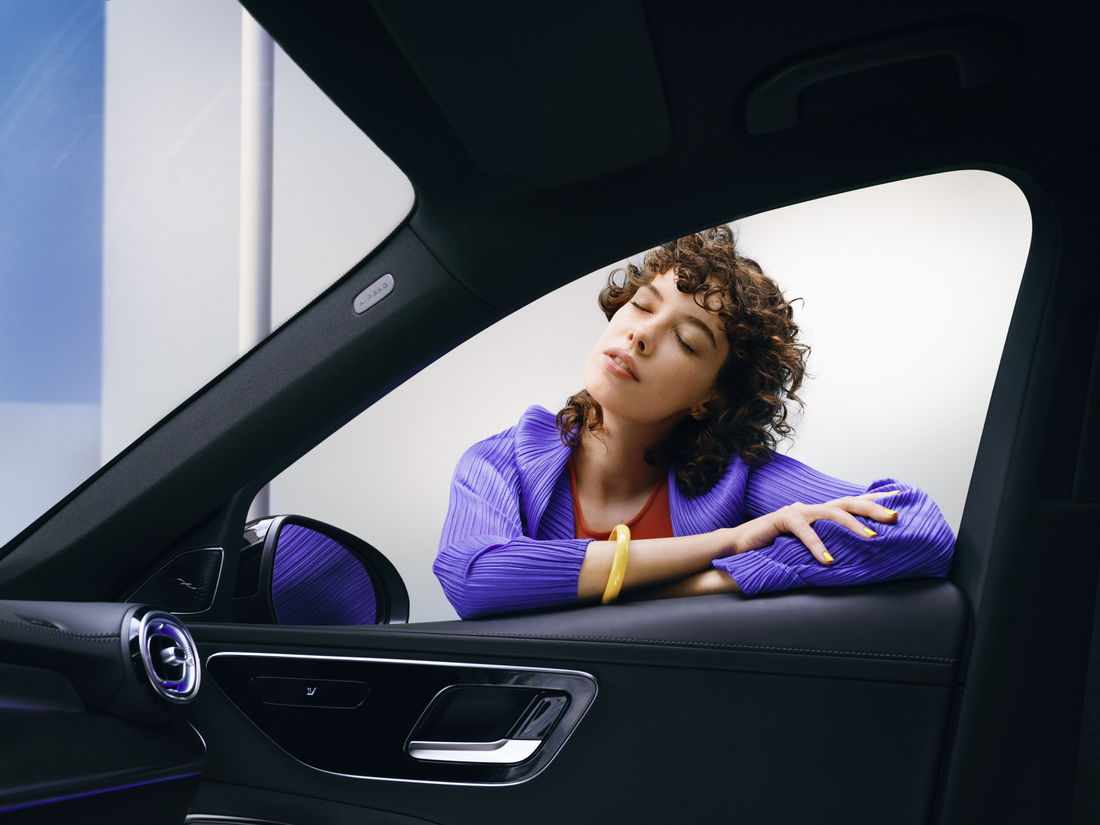 Mercedes-Benz | Produits d’entretien d’origine Une femme apprécie la propreté de sa Mercedes-Benz.