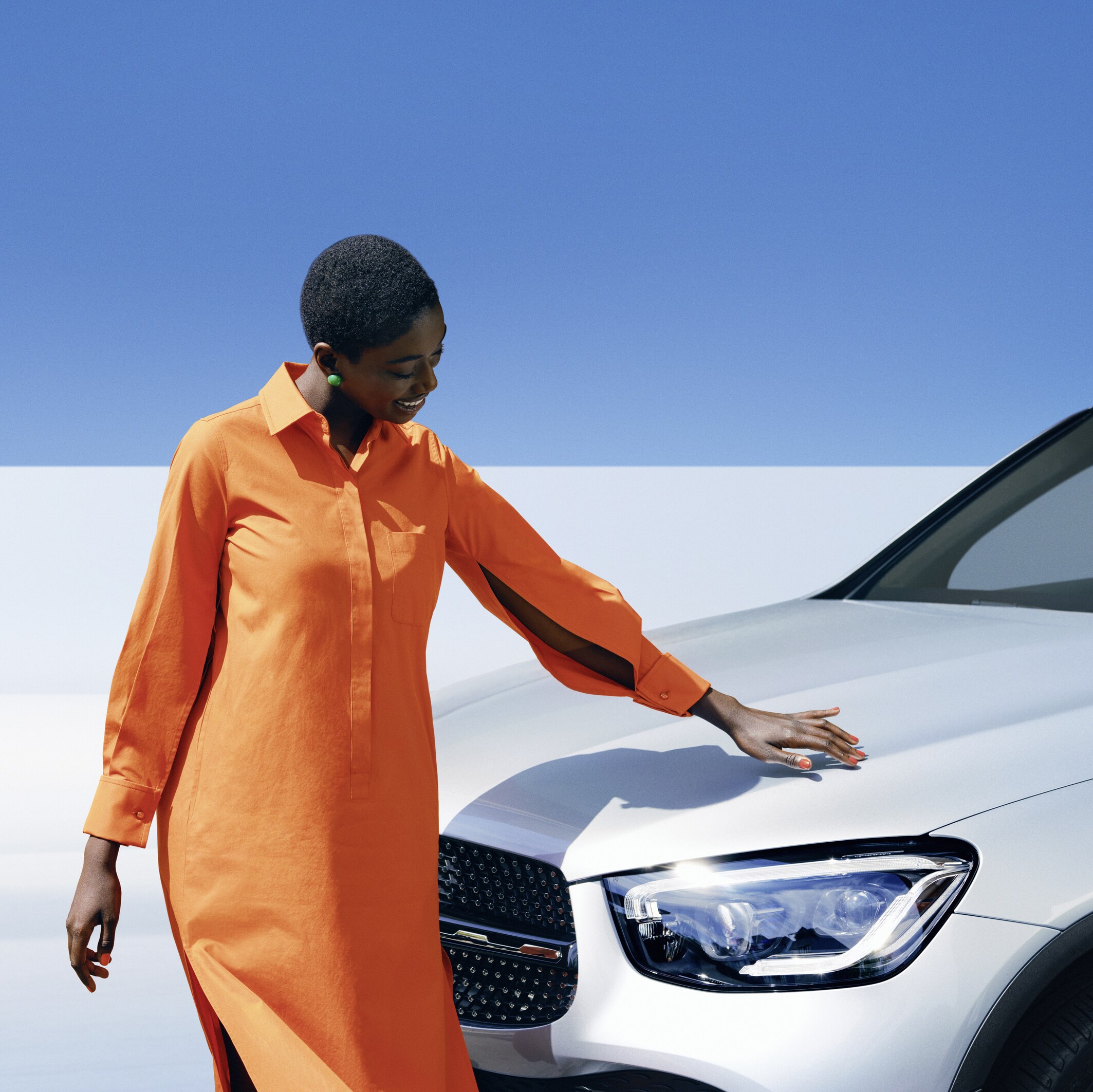 Une femme examine sa Mercedes-Benz.