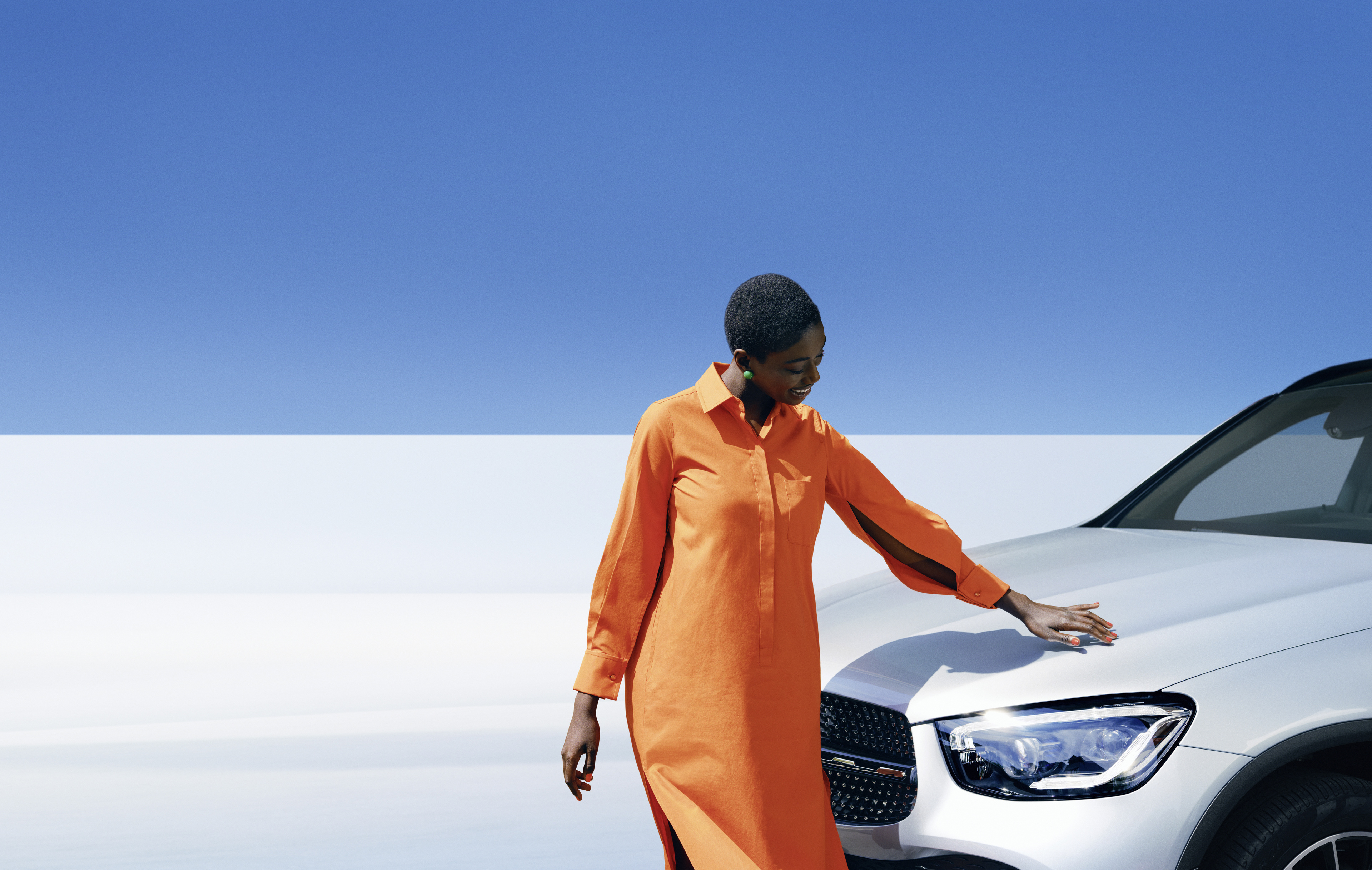 Mercedes-Benz | Produits d’entretien d’origine Une femme examine sa Mercedes-Benz.