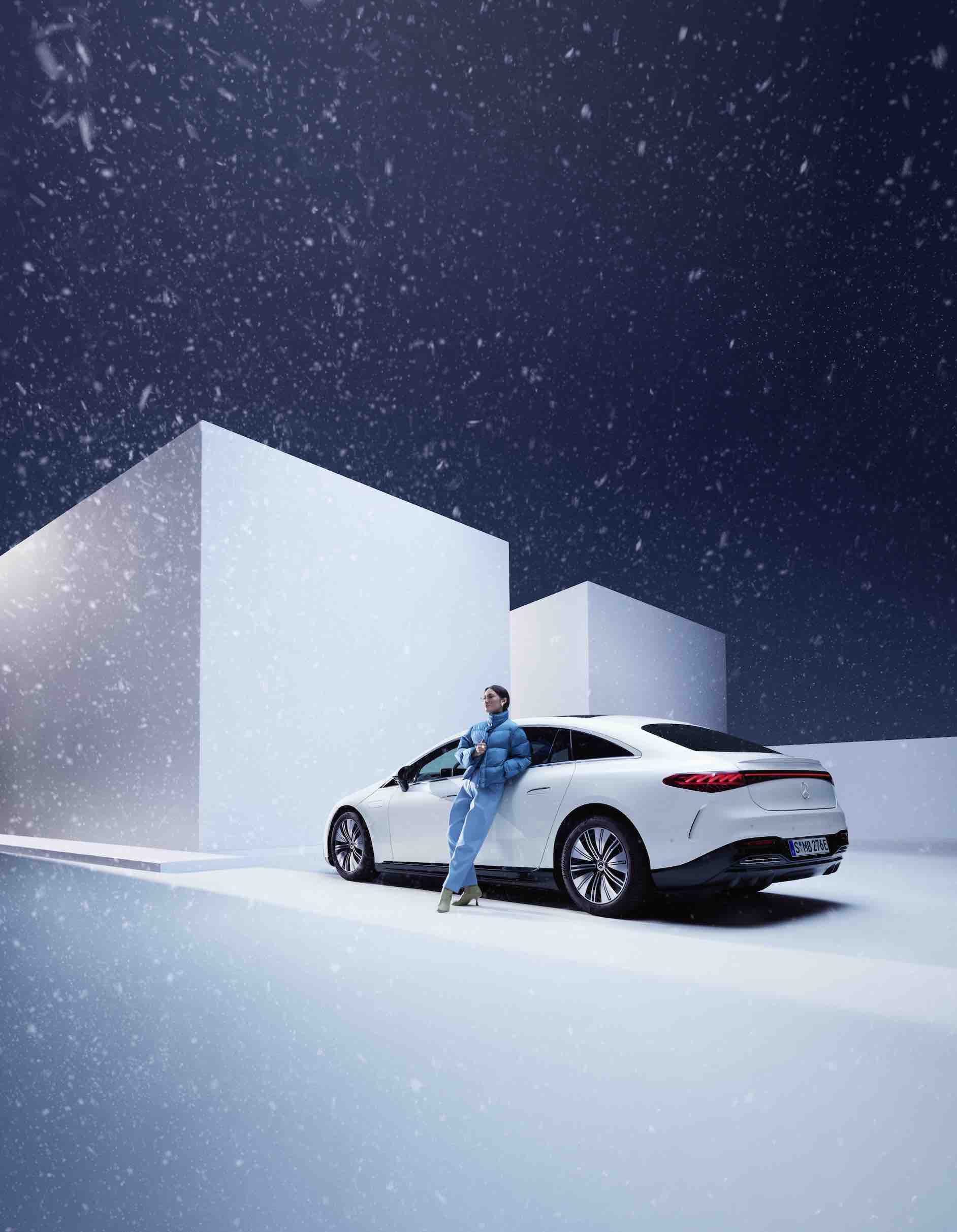 Mercedes-Benz | Produits d’entretien d’origine Une femme s’appuie contre sa Mercedes tandis qu’il neige.
