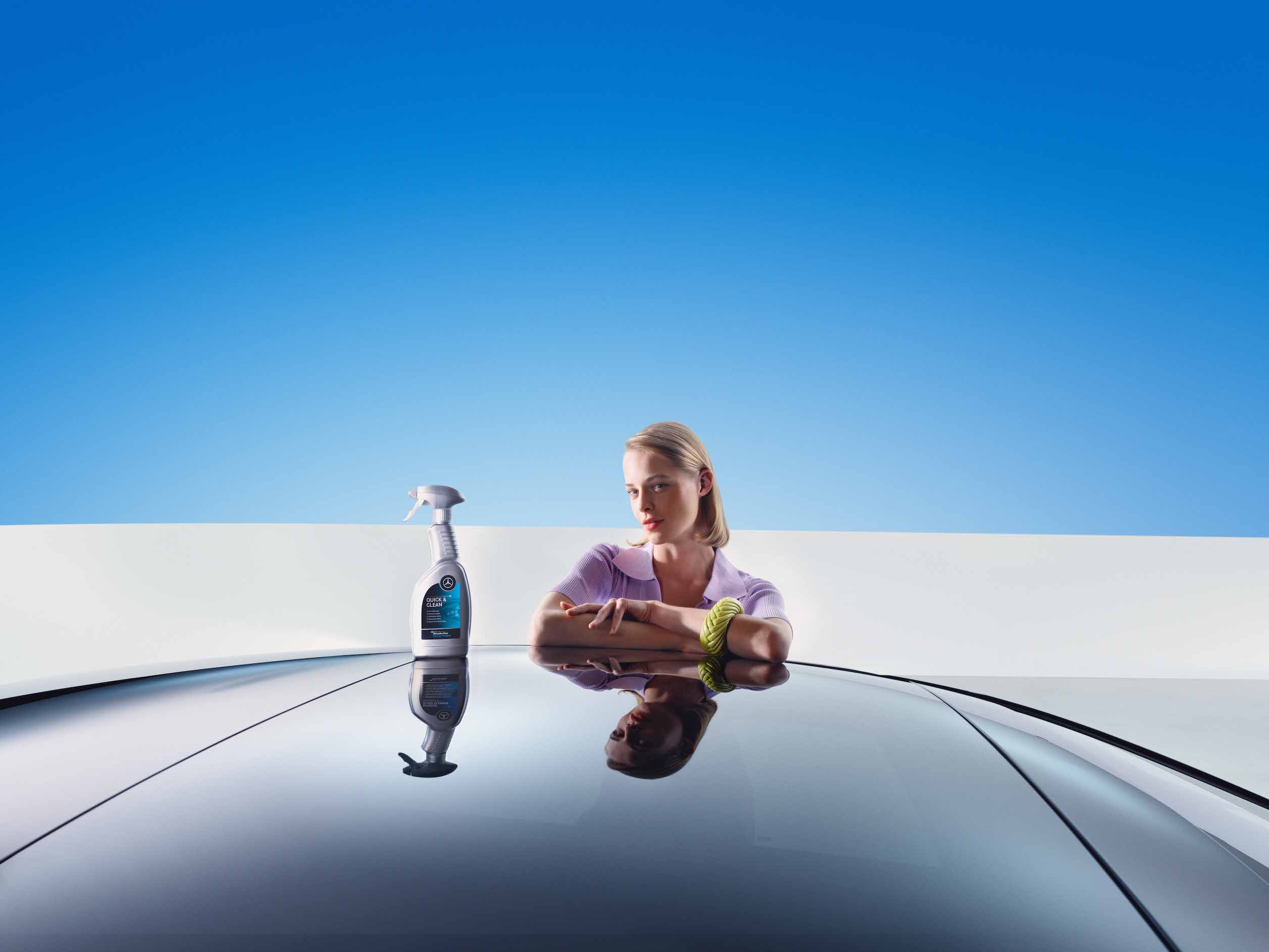 Mercedes-Benz | Produits d’entretien d’origine Une femme s’appuie contre sa Mercedes-Benz fraîchement nettoyée.