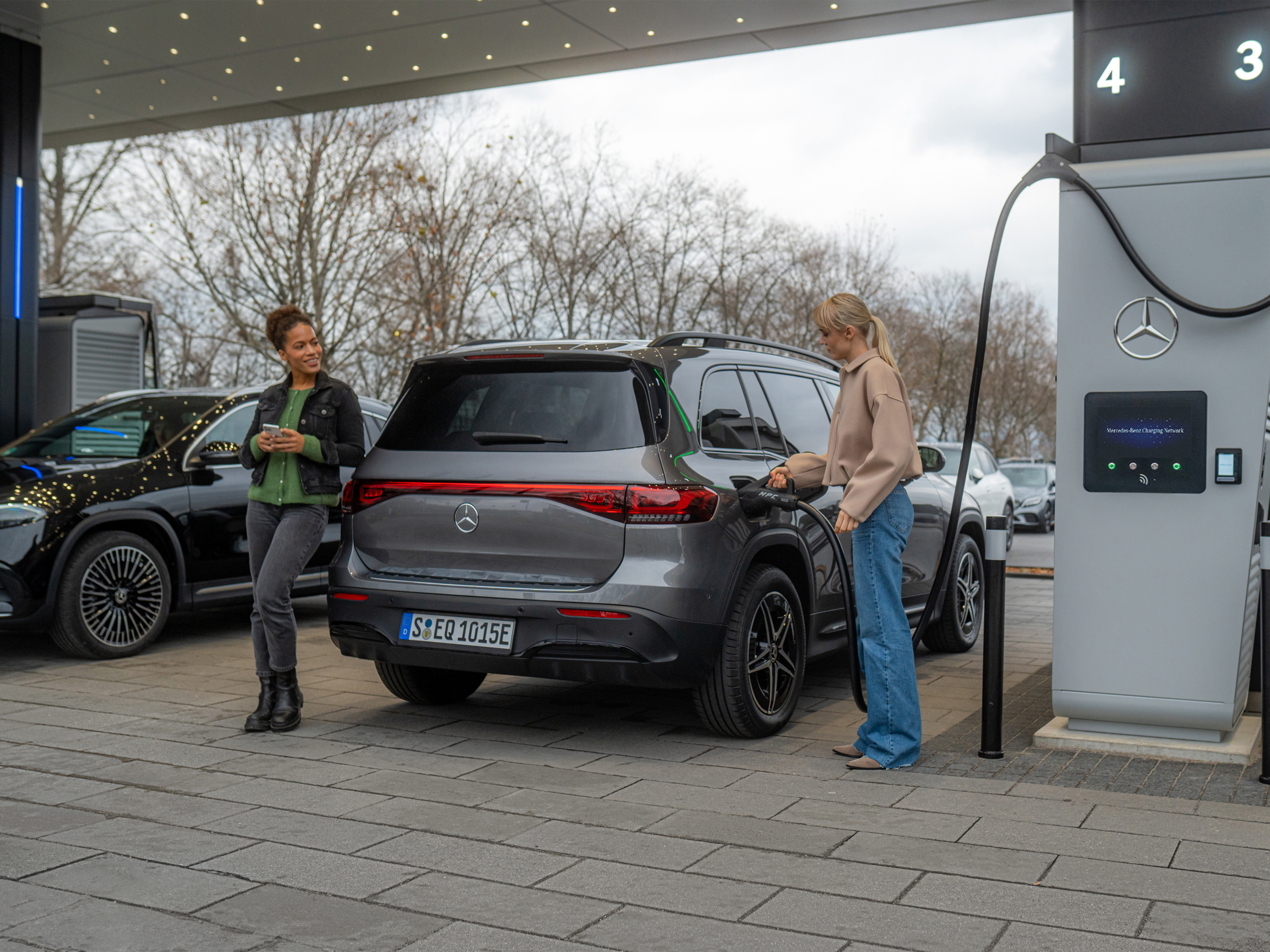Réseau de charge Mercedes-Benz | Recharge en déplacement | Mercedes-Benz Deux voitures électriques Mercedes-Benz à une borne de recharge.