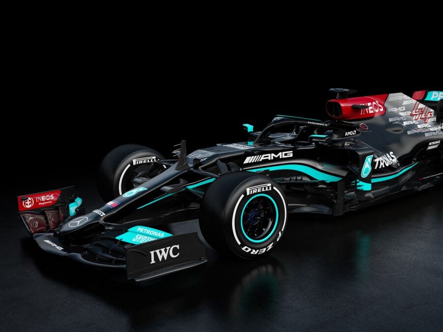 Une Mercedes-AMG Formule 1 W12 se trouve dans une pièce noire.