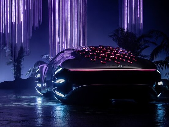 Le concept car Mercedes VISION AVTR se dresse, lumineux, dans un monde futuriste d'un violet artificiel.