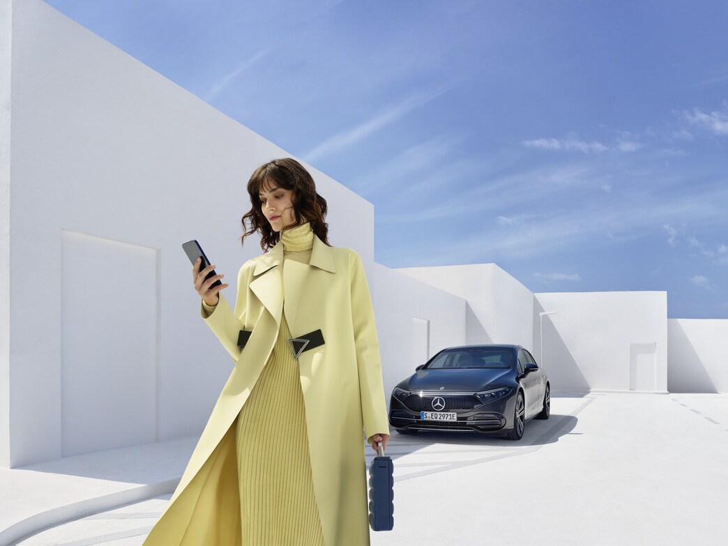 Un homme détendu dans un siège devant une Mercedes-Benz.