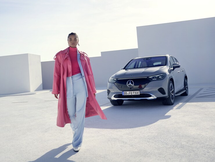 Une femme s’éloigne de sa Mercedes-Benz.