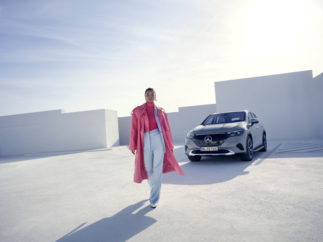 Un homme détendu dans un siège devant une Mercedes-Benz.