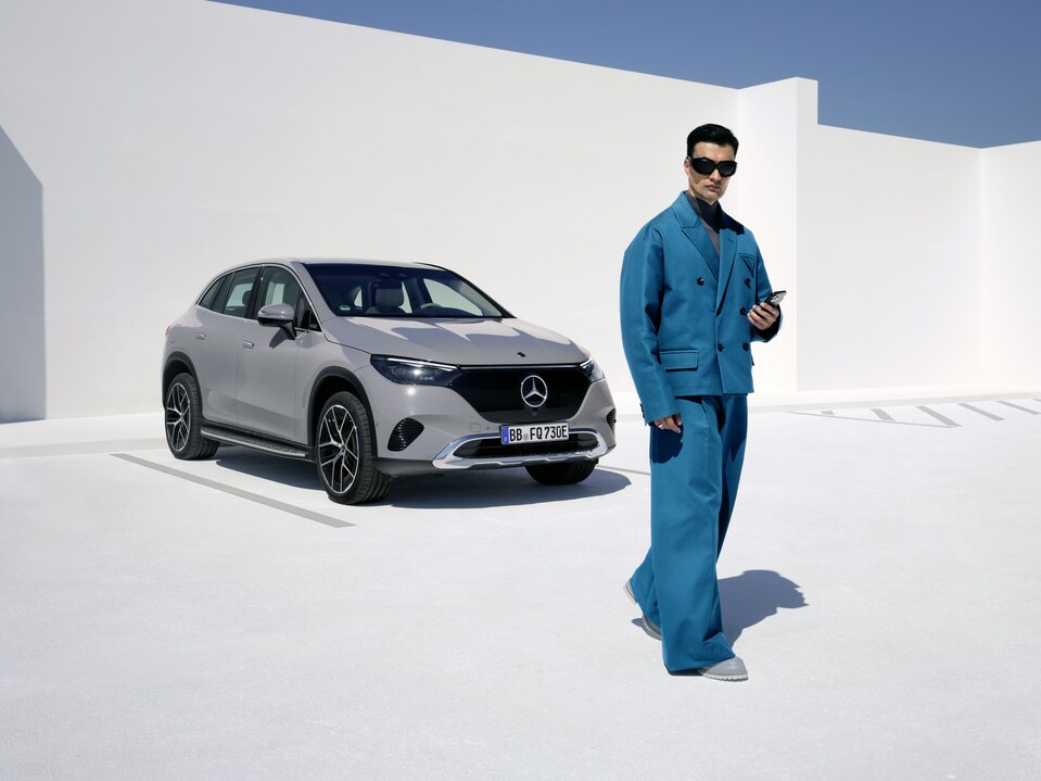 Un homme se tient devant sa Mercedes-Benz.