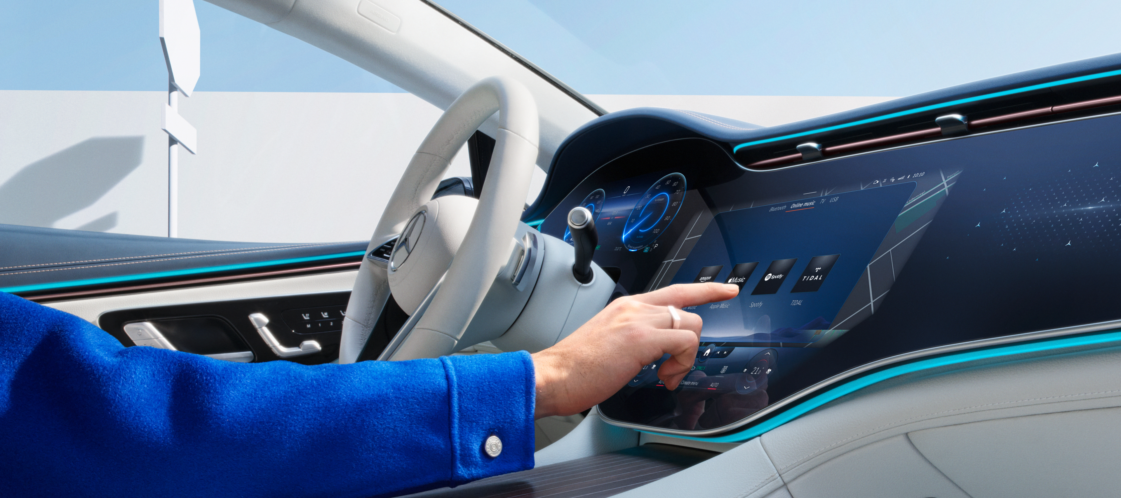 Un homme transfère l’itinéraire sélectionné depuis son smartphone sur l’Hyper-écran MBUX de sa Mercedes-Benz via des offres digitales sur le thème de la navigation. Hyper-écran MBUX d'une Mercedes-Benz avec les offres digitales sur le thème de la navigation.