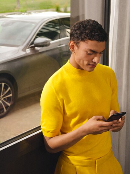 Un homme transfère l’itinéraire sélectionné depuis son smartphone sur l’Hyper-écran MBUX de sa Mercedes-Benz via des offres digitales sur le thème de la navigation.