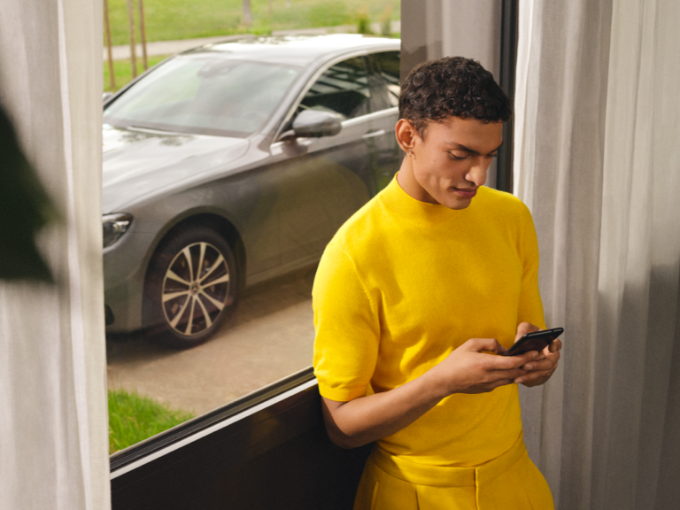 Un homme transfère l’itinéraire sélectionné depuis son smartphone sur l’Hyper-écran MBUX de sa Mercedes-Benz via des offres digitales sur le thème de la navigation. Un homme transfère l’itinéraire sélectionné depuis son smartphone sur l’Hyper-écran MBUX de sa Mercedes-Benz via des offres digitales sur le thème de la navigation.