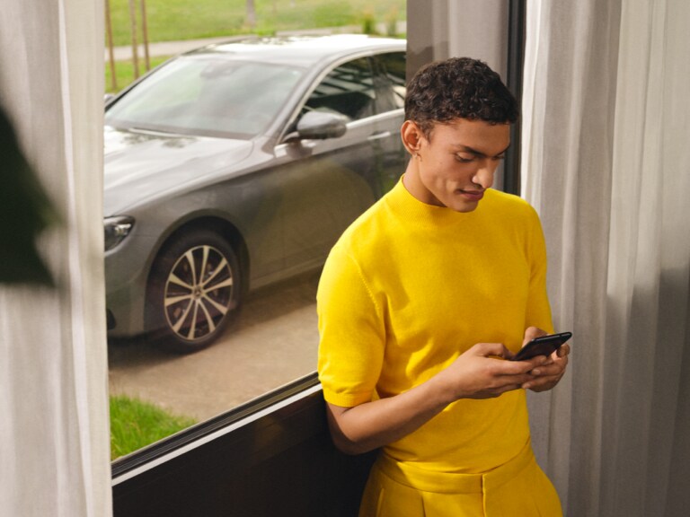 Un homme transfère l’itinéraire depuis son smartphone à l’Hyper-écran MBUX Mercedes-Benz.