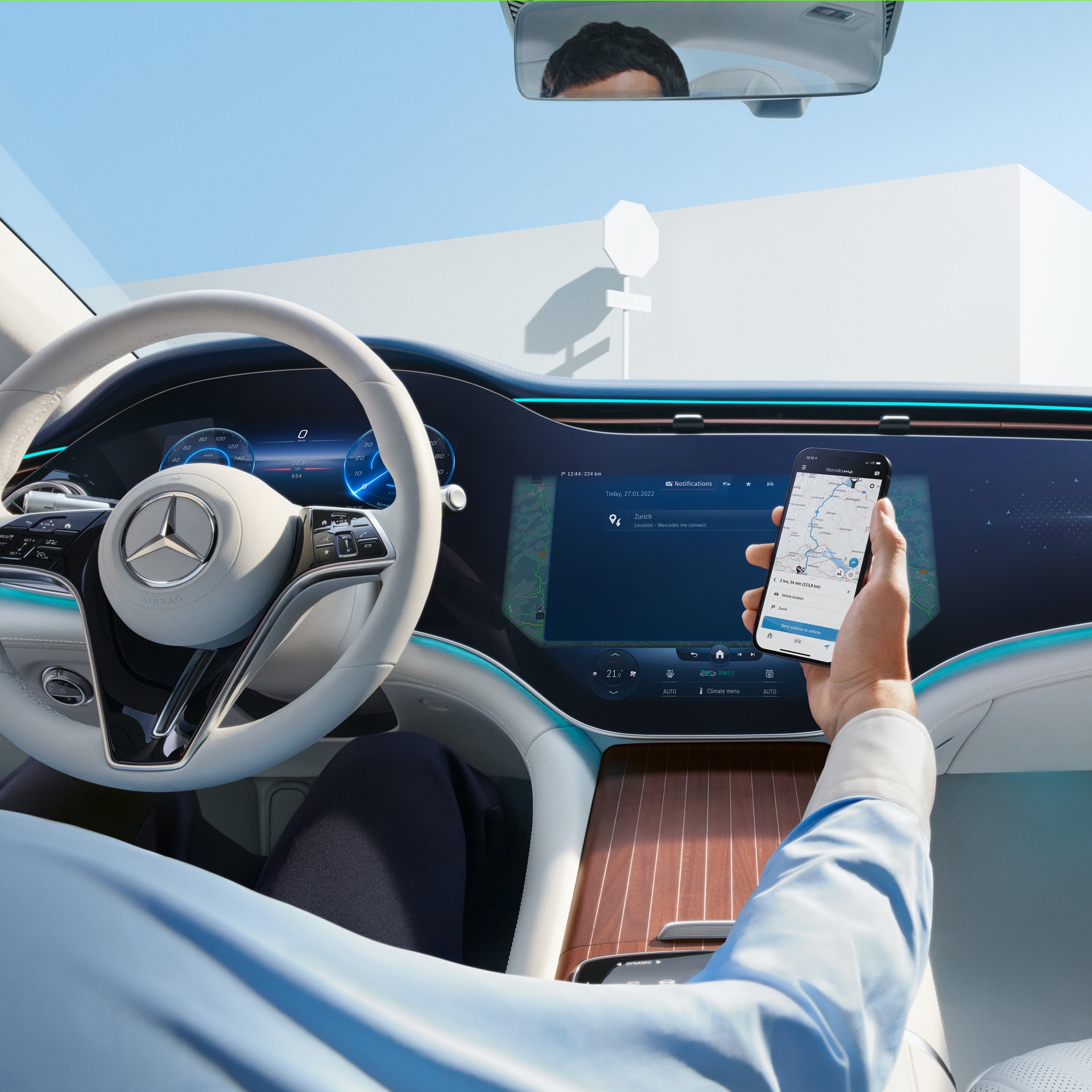 Un homme transfère l’itinéraire sélectionné depuis son smartphone sur l’Hyper-écran MBUX de sa Mercedes-Benz via des offres digitales sur le thème de la navigation. Transfère d’itinéraire sur l’Hyper-écran MBUX d'une Mercedes-Benz.