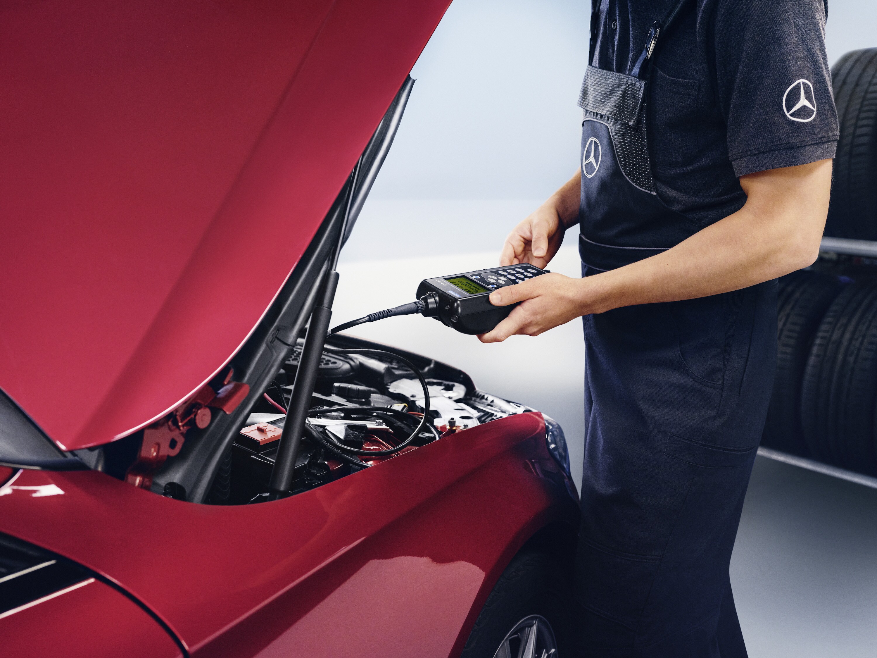 Un technicien Mercedes-Benz p