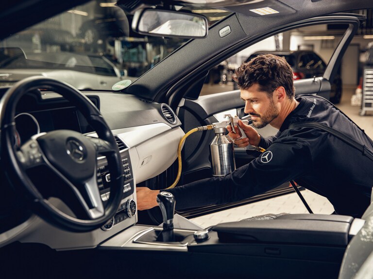 Un technicien Mercedes-Benz effectue un service de nettoyage de la climatisation.