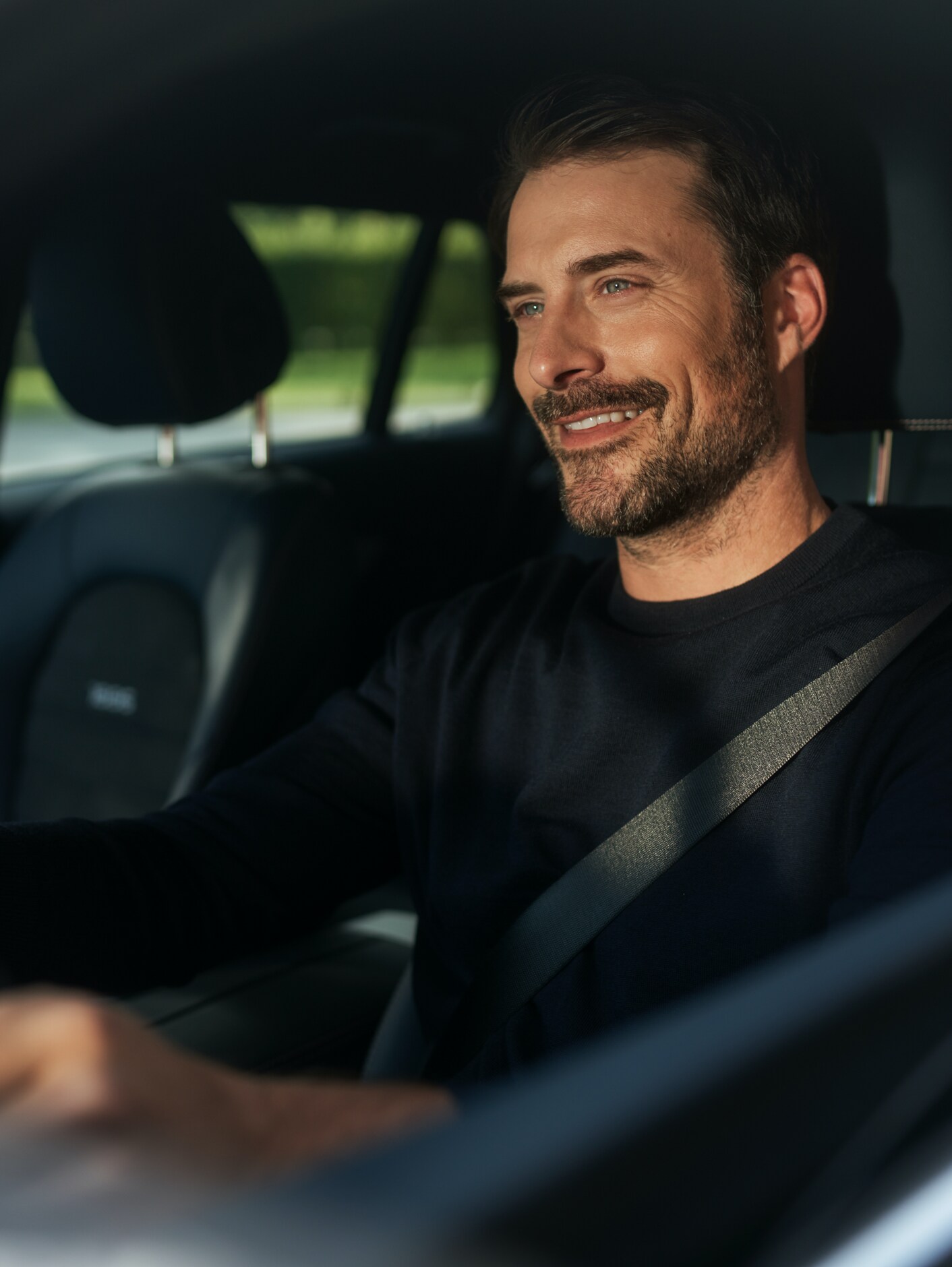 Un homme est assis dans un véhicule fourni par Mobilo.
