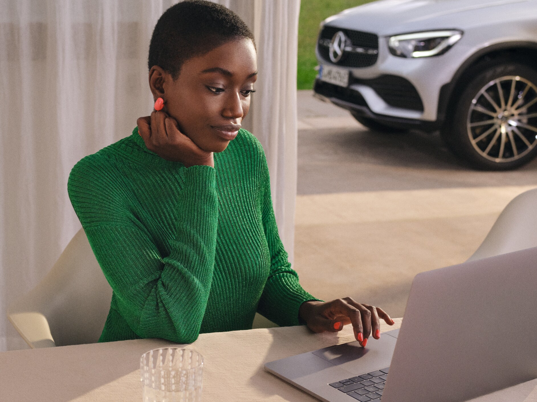 Une femme consulte son rapport de maintenance numérique sur son ordinateur portable.
