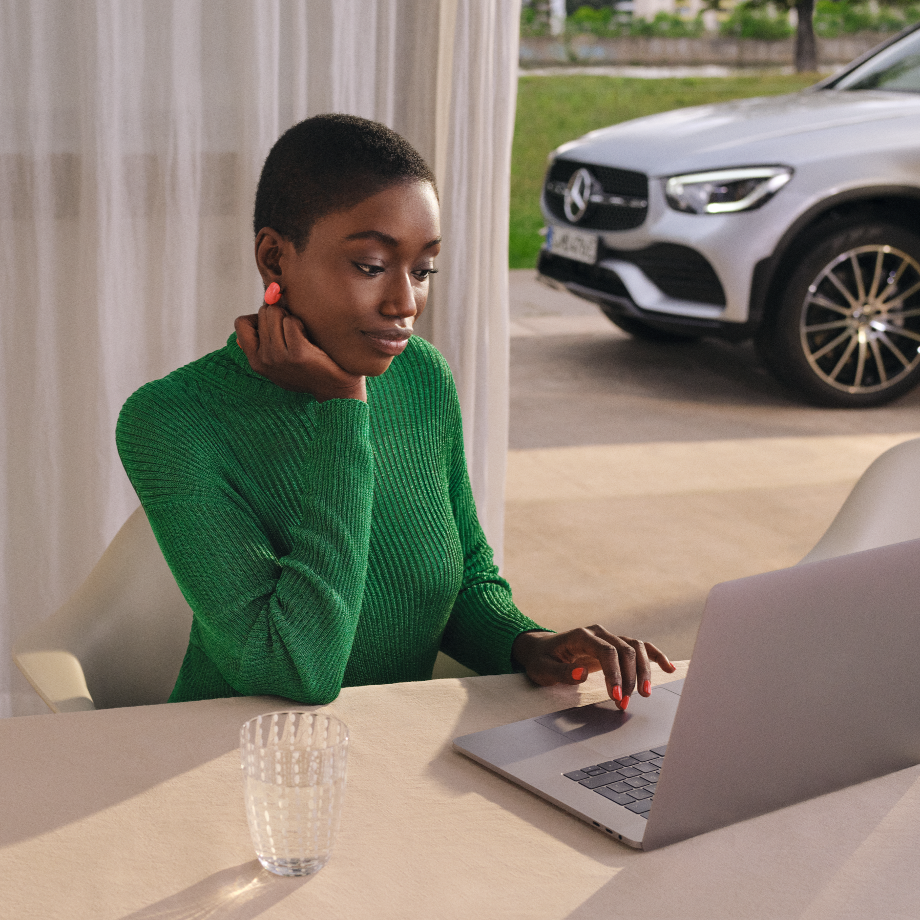 Rapport de maintenance numérique Une femme consulte son rapport de maintenance numérique sur son ordinateur portable.