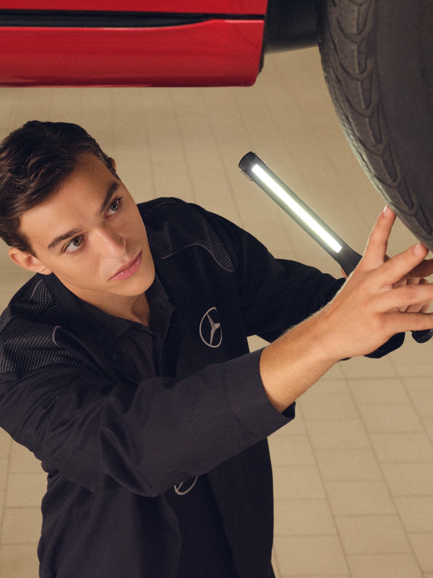 Un technicien Mercedes-Benz contrôle un véhicule sur le banc d'essai.