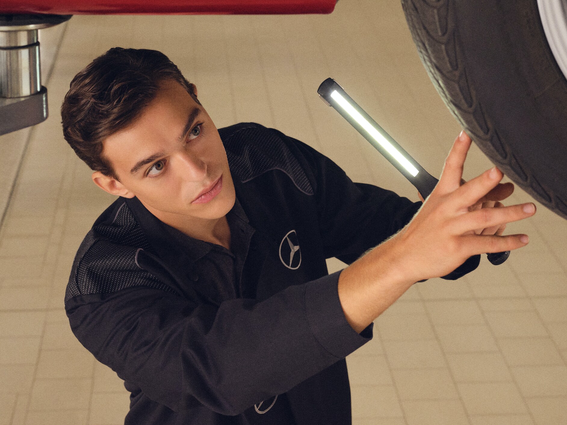 Un technicien Mercedes-Benz contrôle un véhicule sur le banc d'essai.