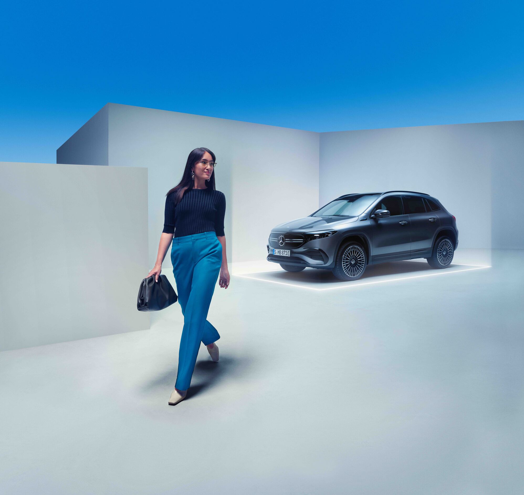 Mercedes-Benz CompleteCare Une femme marche à côté de sa Mercedes-Benz.