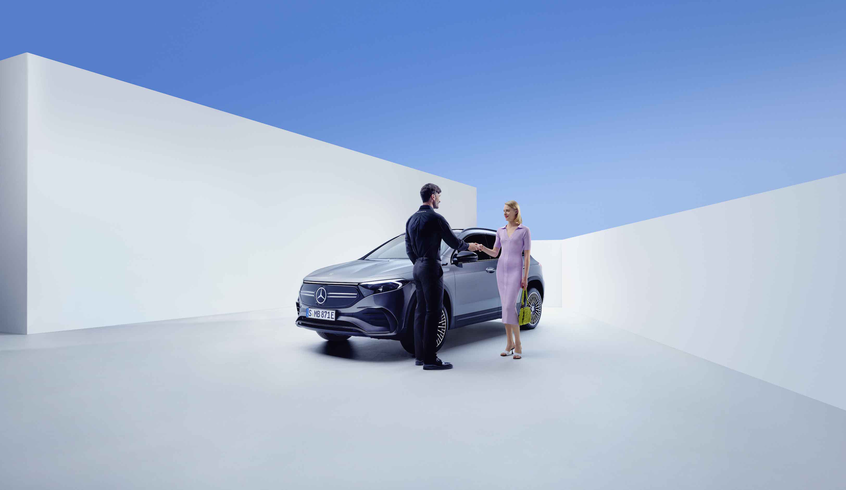 Contrats de service Mercedes-Benz Un homme et une femme main dans la main devant une Mercedes-Benz.