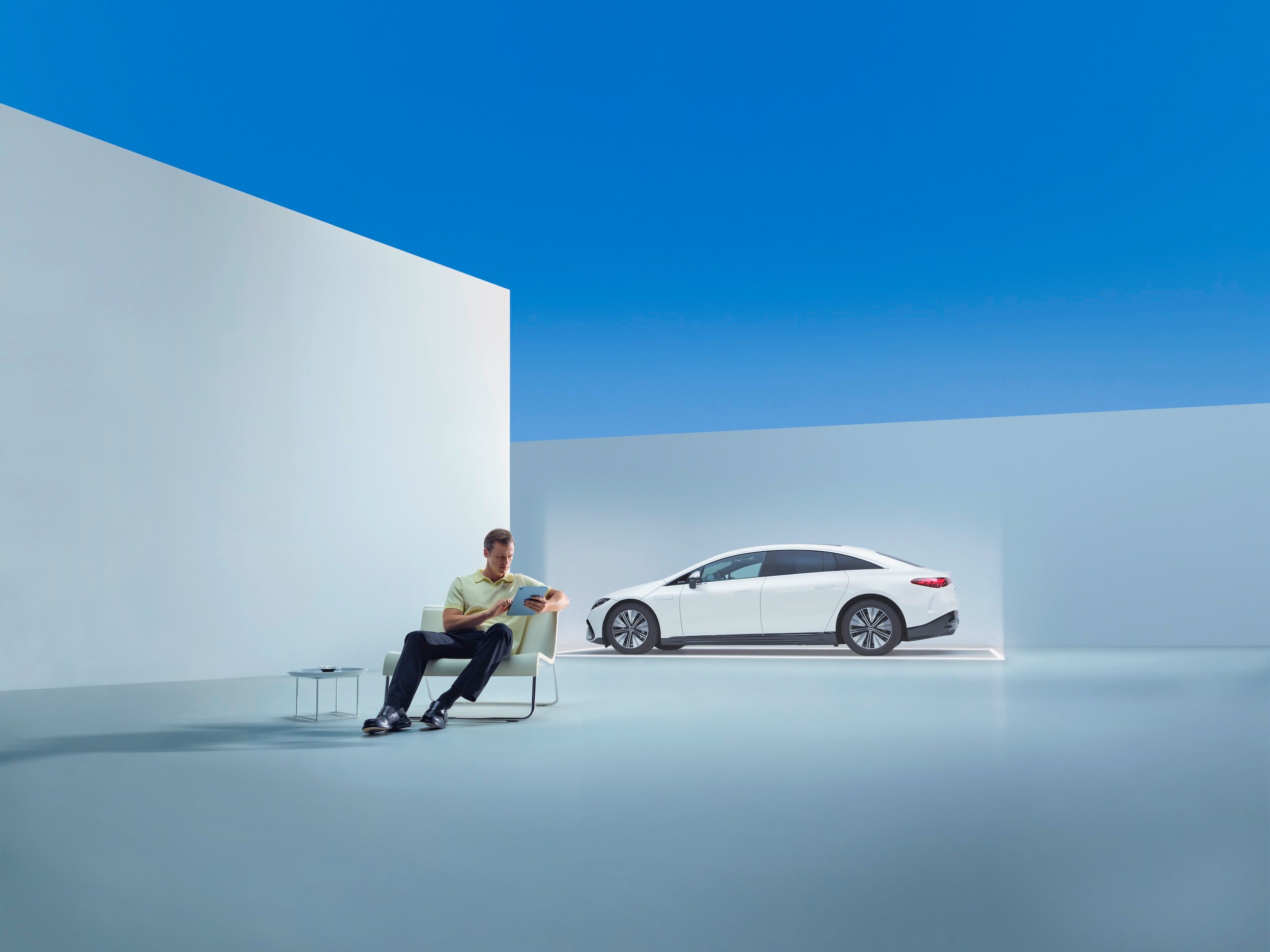 Un homme détendu dans un siège devant une Mercedes-Benz.