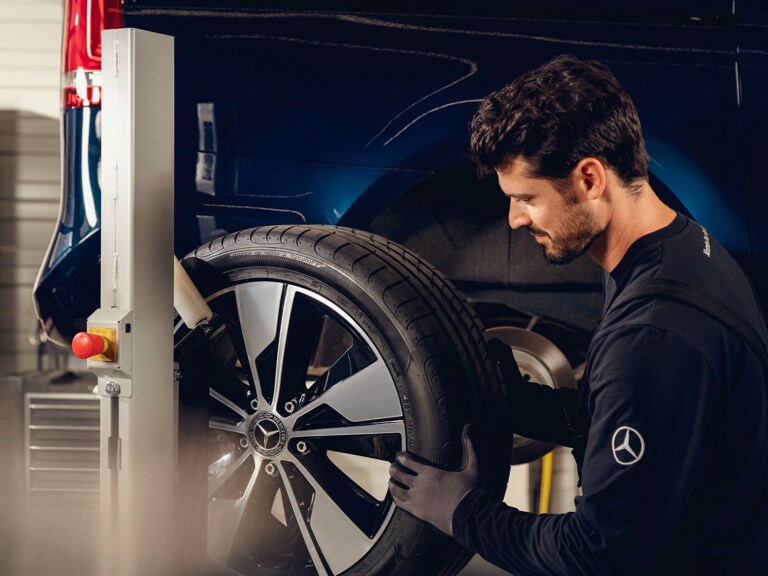 Un technicien Mercedes-Benz vérifie les freins d'un véhicule.