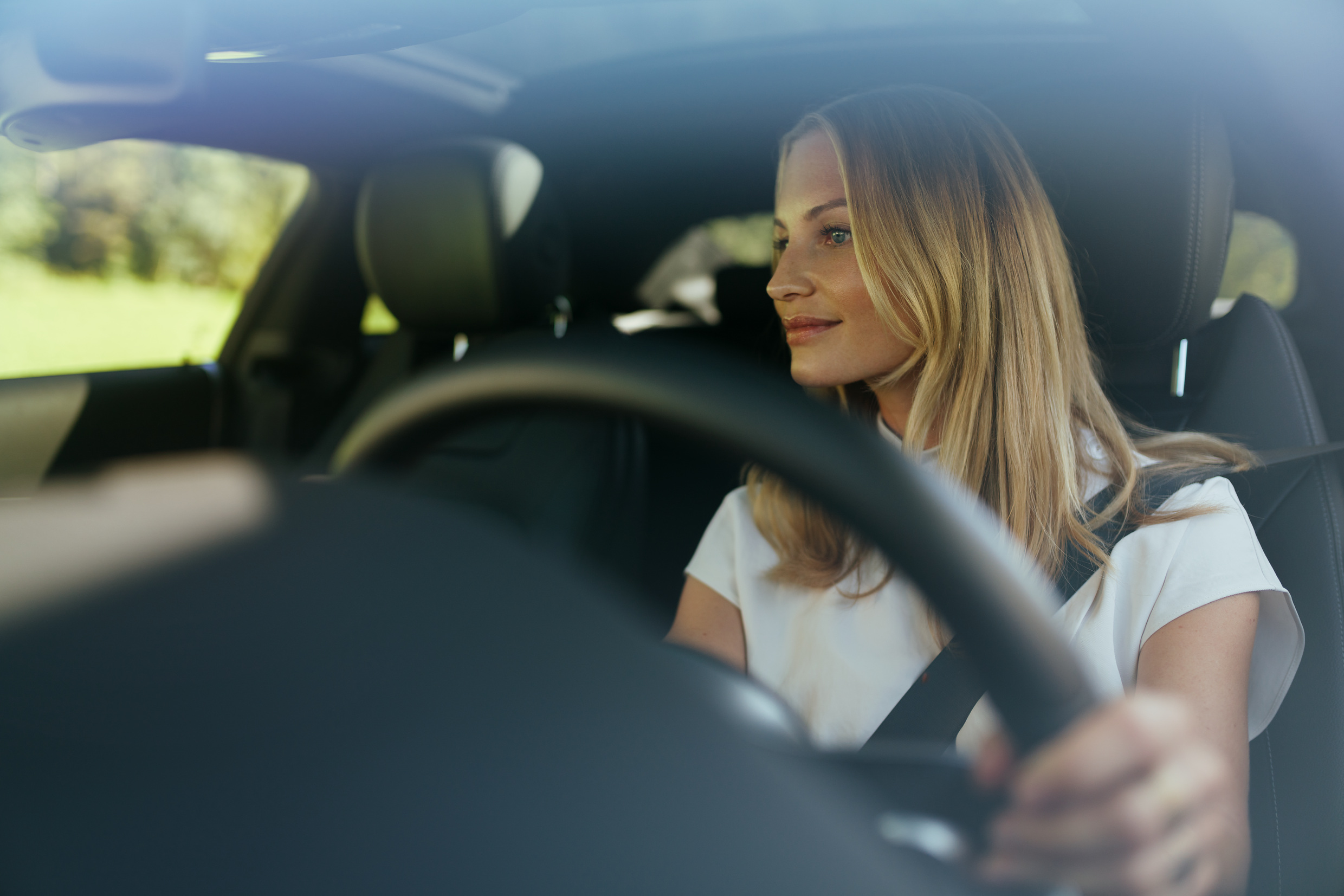 Monter à bord du véhicule en toute tranquillité, grâce à la garantie Mercedes-Benz. | Mercedes-Benz Une femme détendue au volant de sa Mercedes.