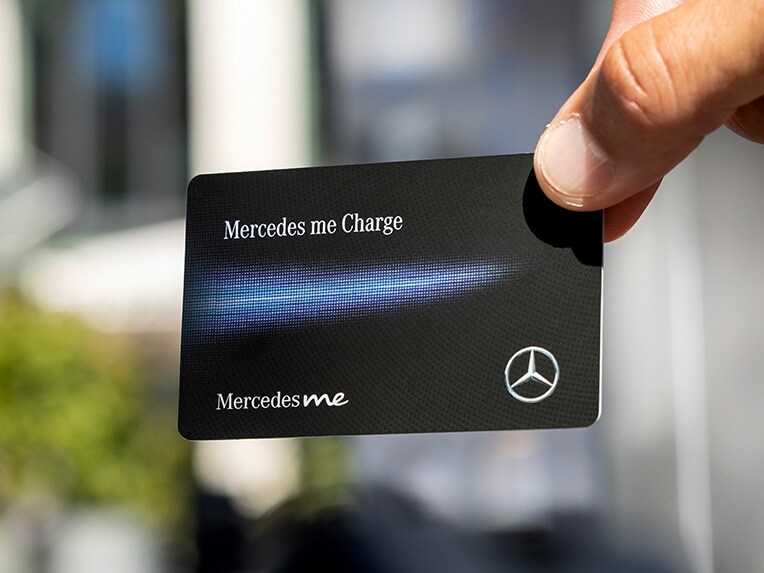 Un homme rechargeant une voiture électrique Mercedes-Benz sur une borne de recharge IONTIY.