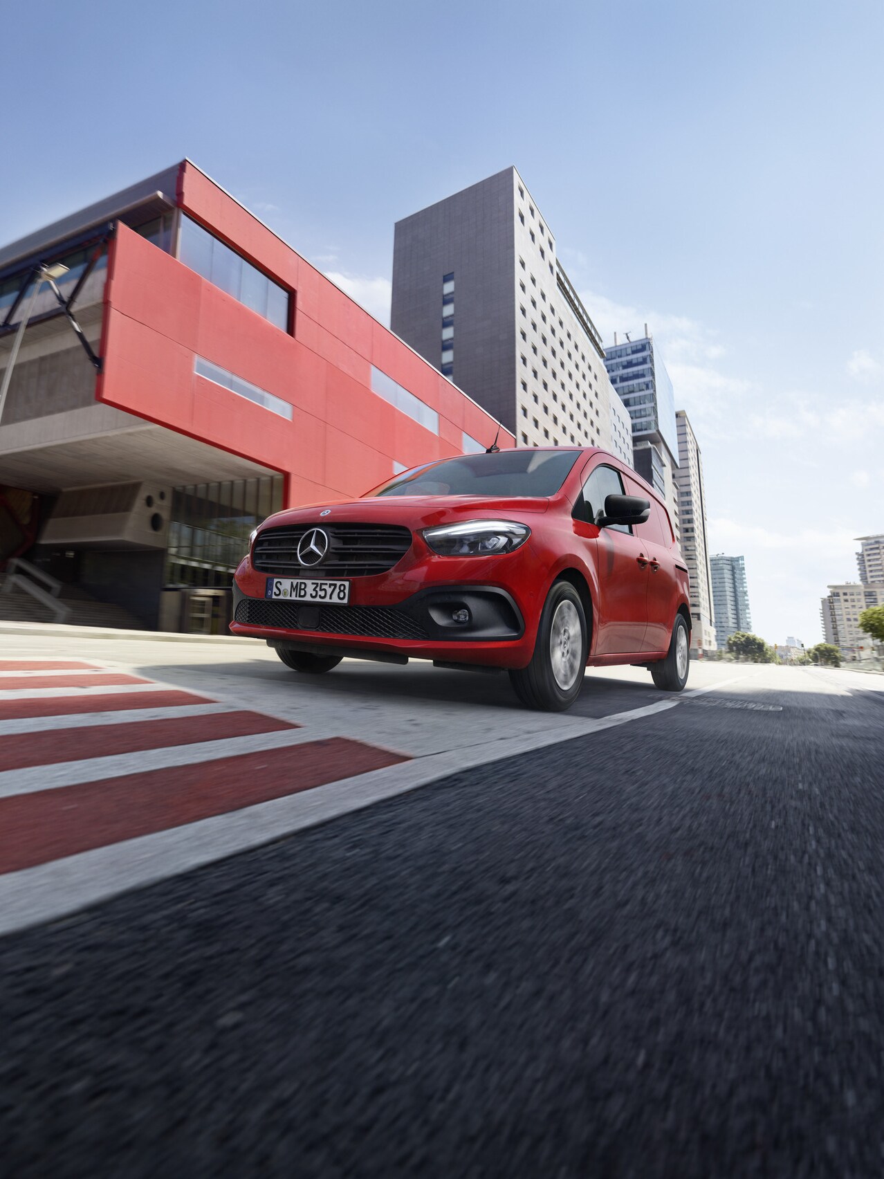 Le Mercedes-Benz Citan fourgon roule dans la rue.
