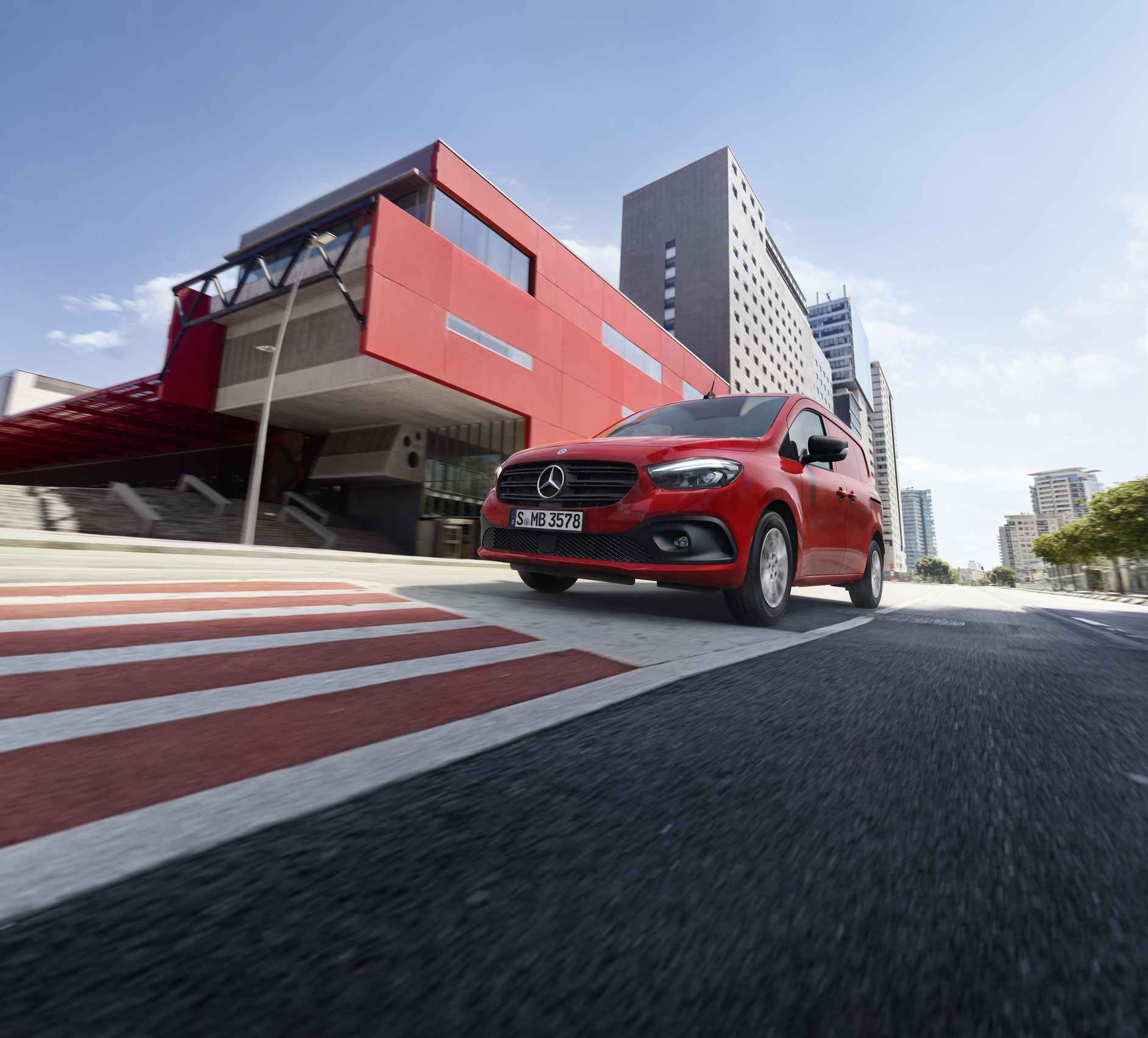 eCitan & Citan | Mercedes-Benz Le Mercedes-Benz Citan fourgon roule dans la rue.
