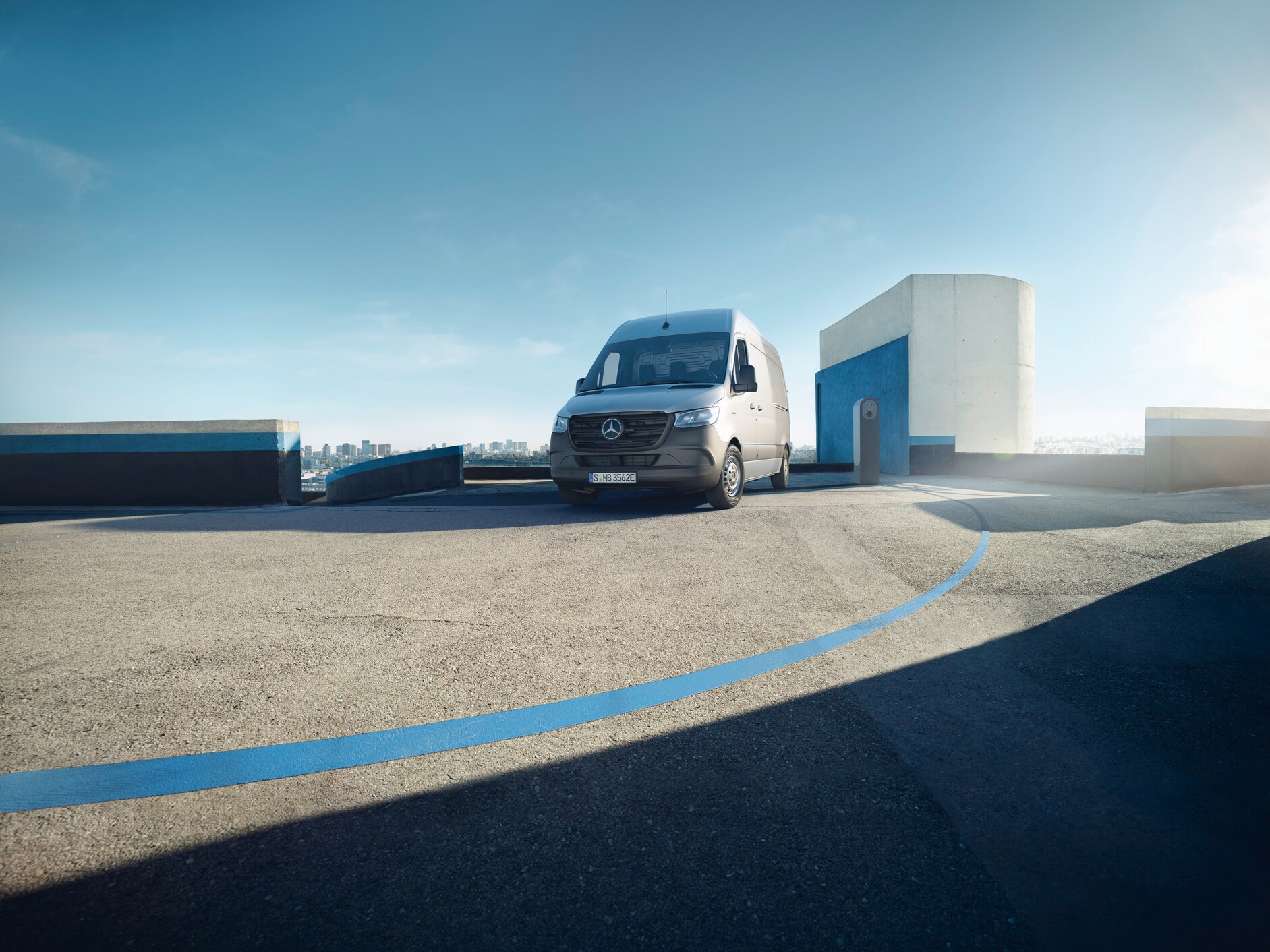Le Mercedes-Benz eSprinter fourgon se trouve sur le toit d'un parking.