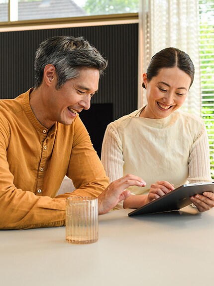 Homme et femme avec un baggage près d’un EQS