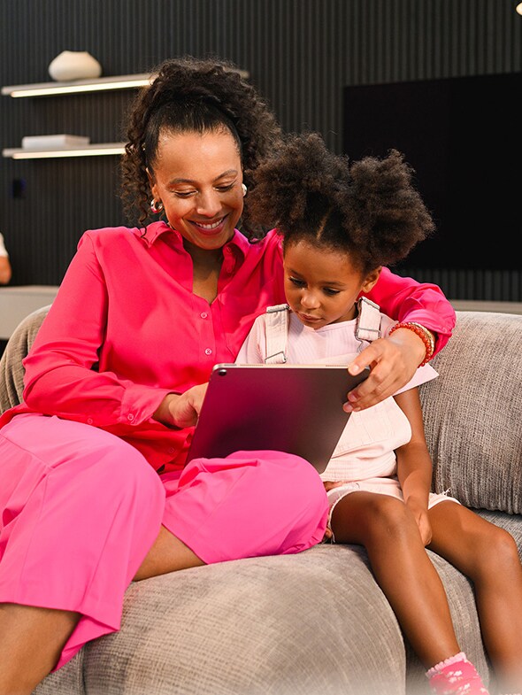 Image d'une femme souriante en visitant le portail en ligne des services financiers de Mercedes-Benz.