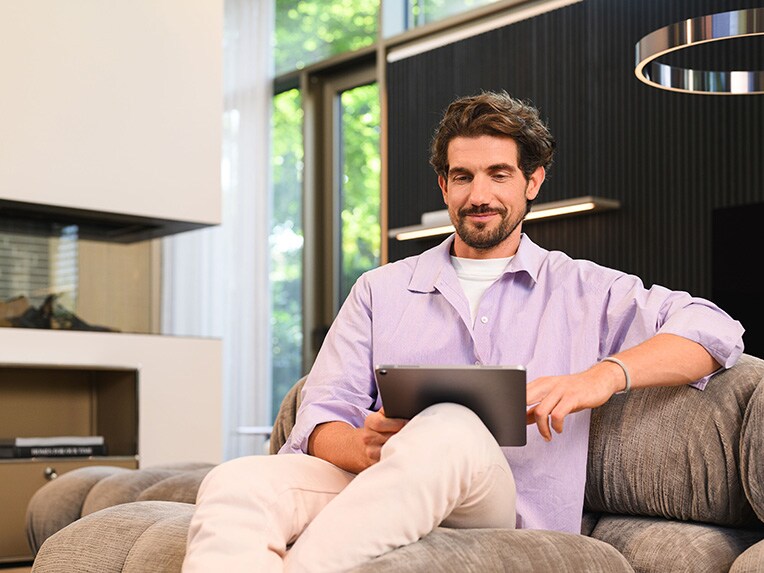 Homme et femme à une table avec un distributeur Mercedes-Benz