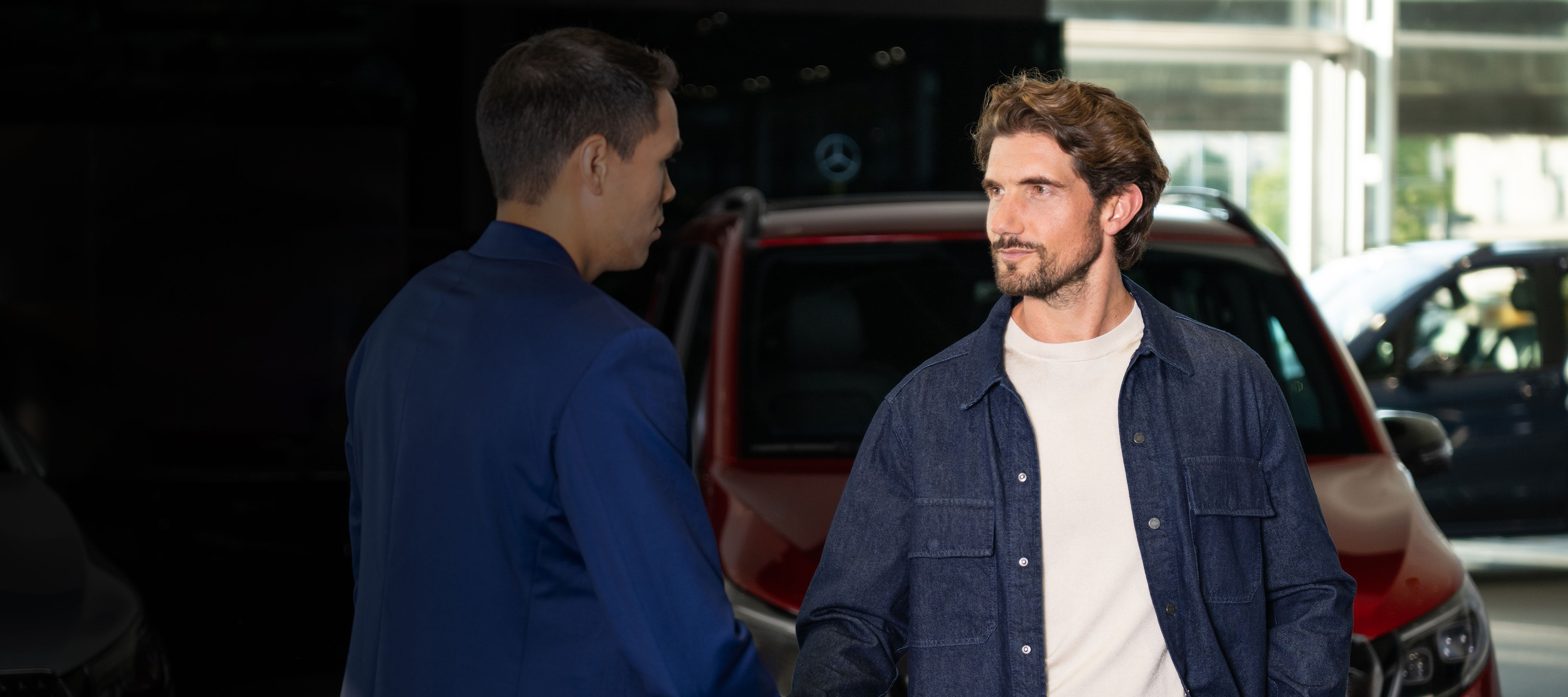 Aperçu | Services financiers | Utilitaires légers Mercedes-Benz Un homme et une femme regardent une tablette ensemble