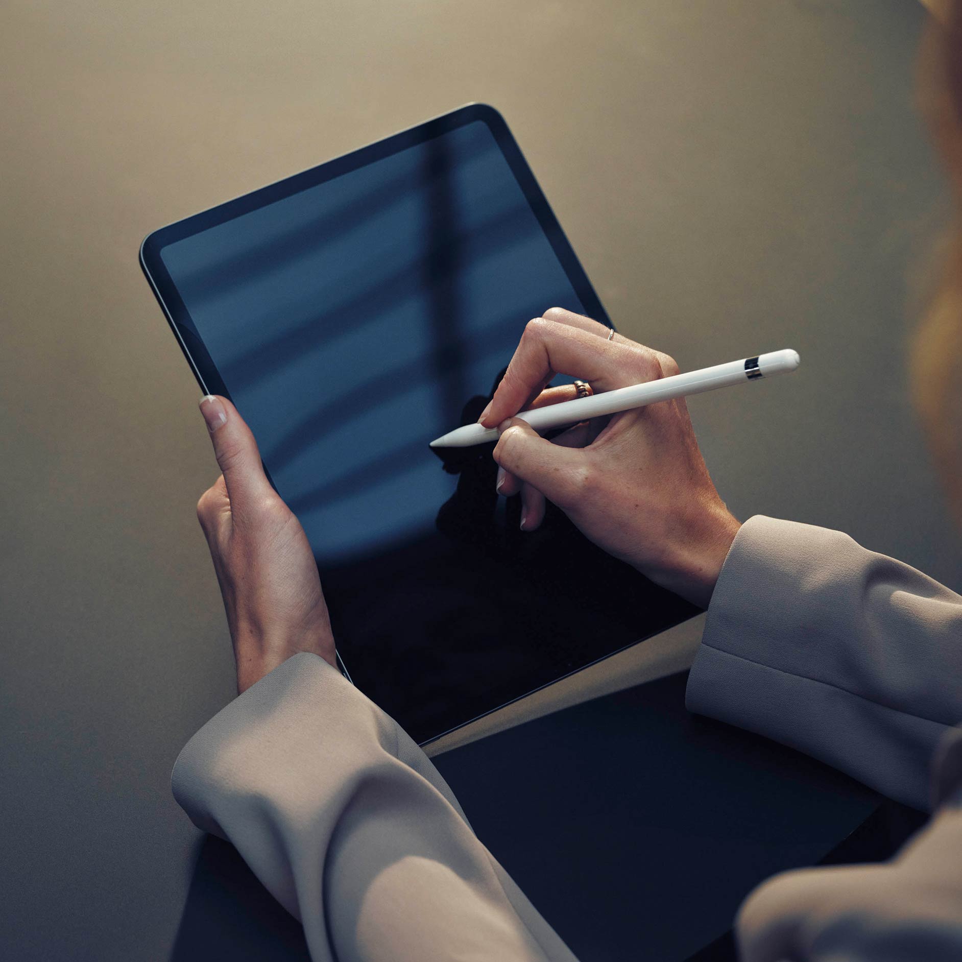 Location | Financement | Services financiers | Utilitaires légers Mercedes-Benz Personne qui signe sur une tablette