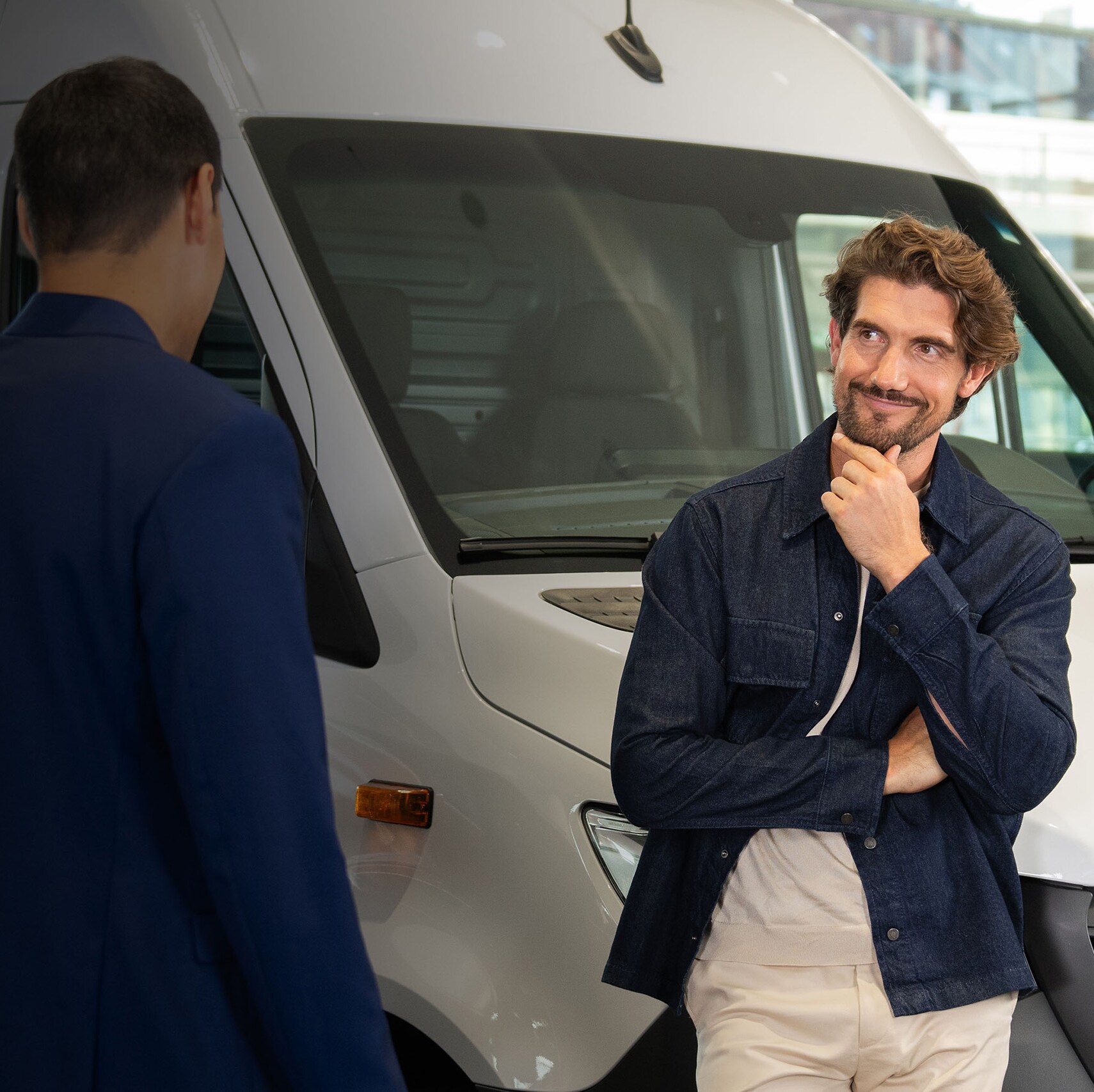 Conseiller Mercedes-Benz donant les clés à un client