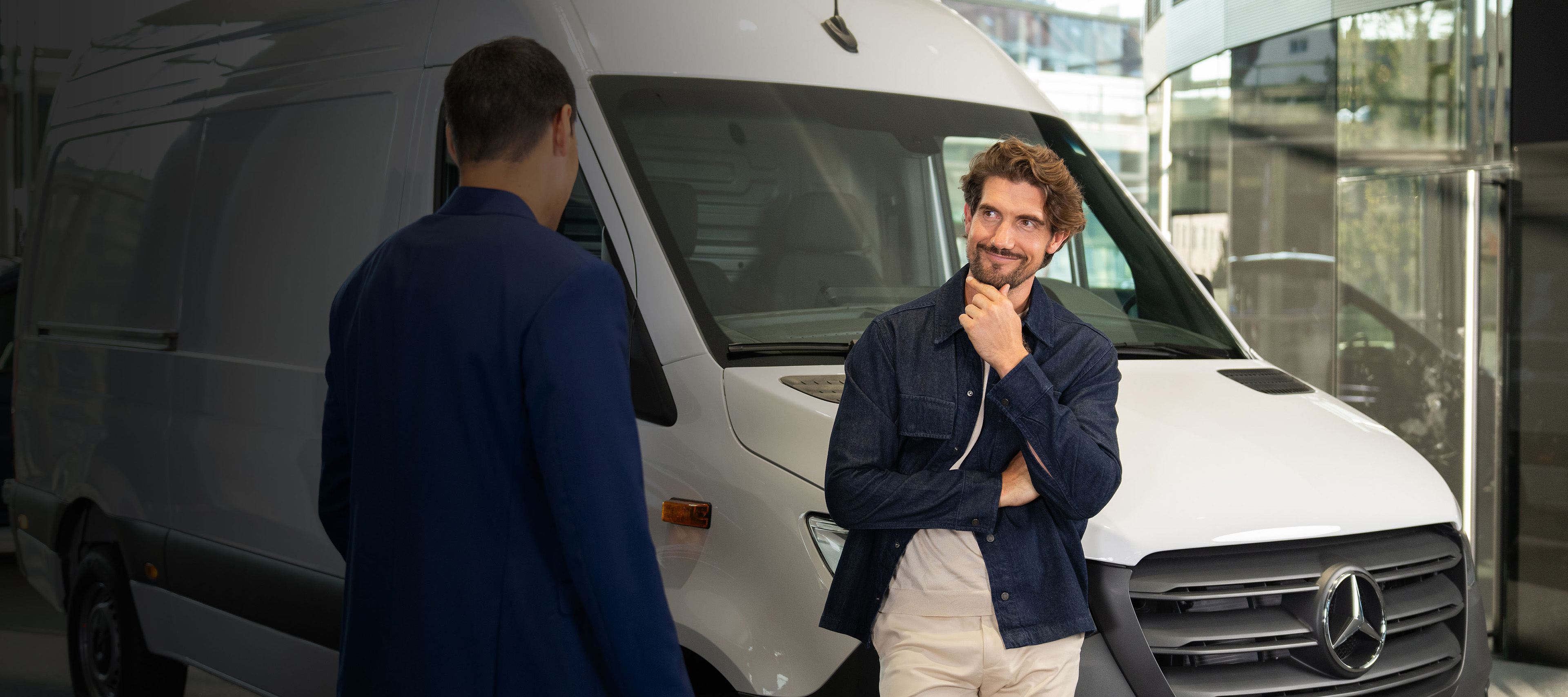 Location | Services financiers | Mercedes-Benz Conseiller Mercedes-Benz donant les clés à un client