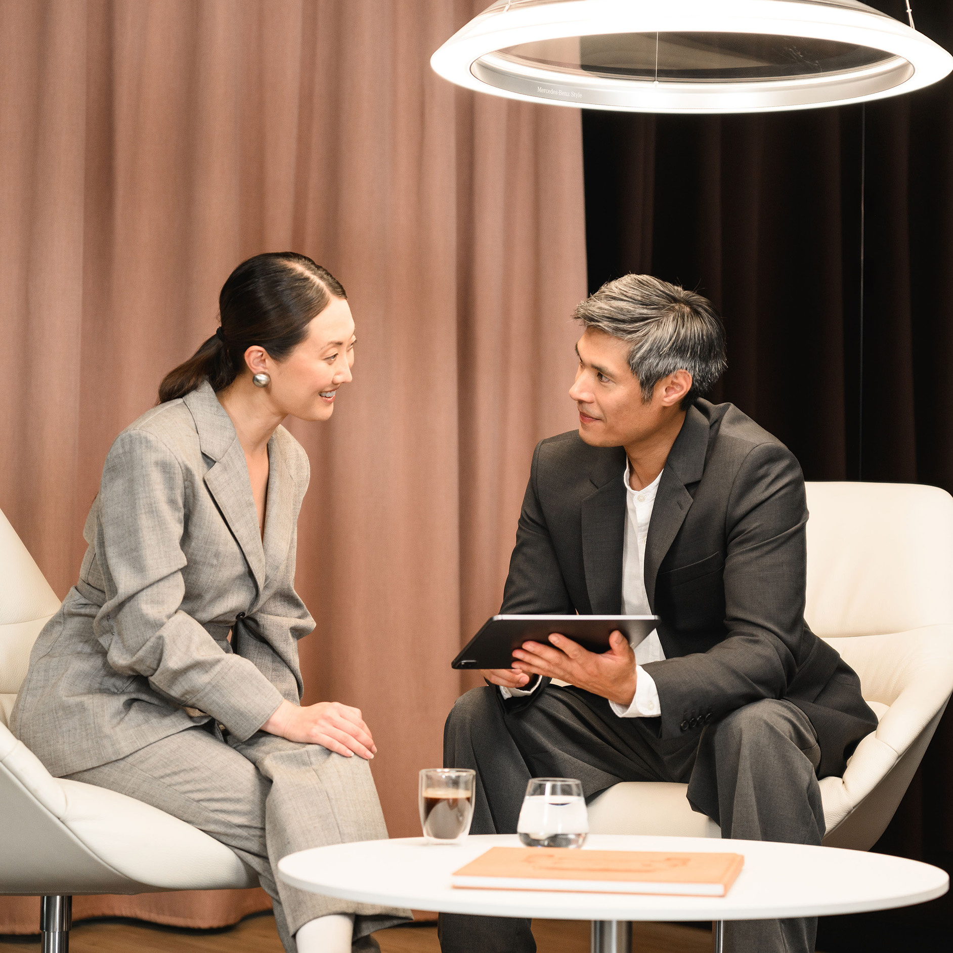 Location | Financement | Services financiers | Mercedes-Benz Homme et femme avec un baggage près d’un EQS