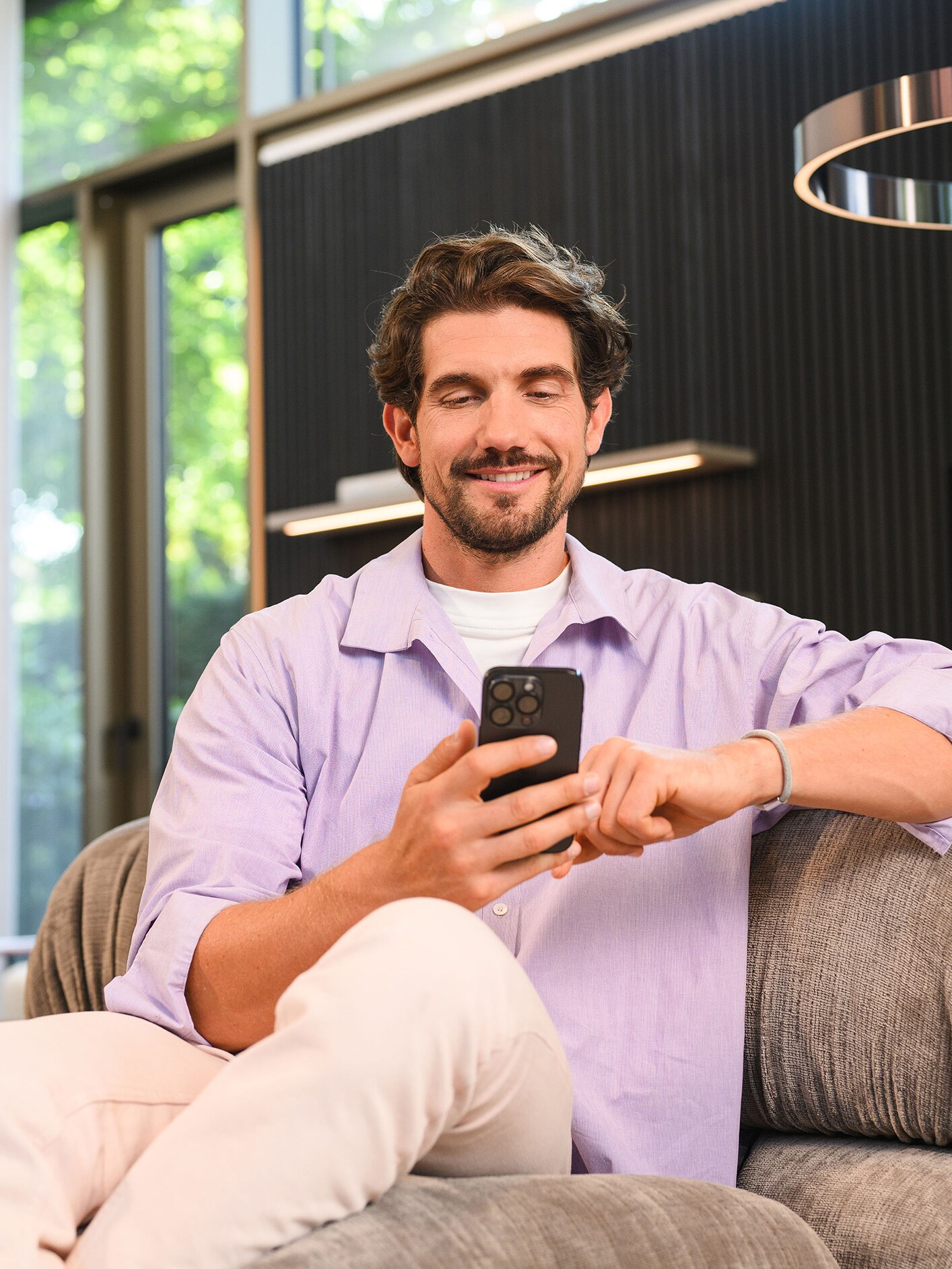 Femme et enfant avec une Mercedes Benz EQC bleue