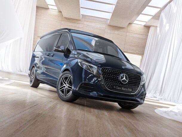 La Classe V Marco Polo de Mercedes-Benz, vue dans un hall inondé de lumière, entourée de rideaux blancs.