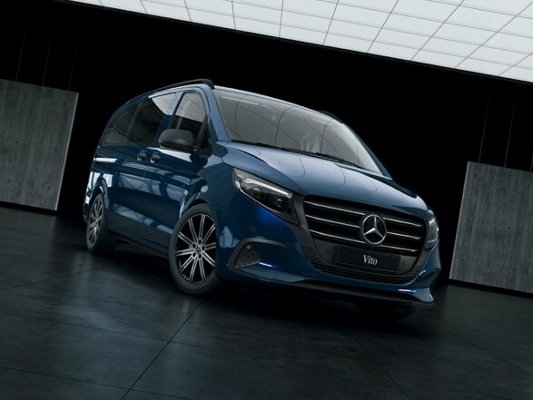 Un Vito Tourer de Mercedes-Benz dans un entrepôt entouré de piliers en béton