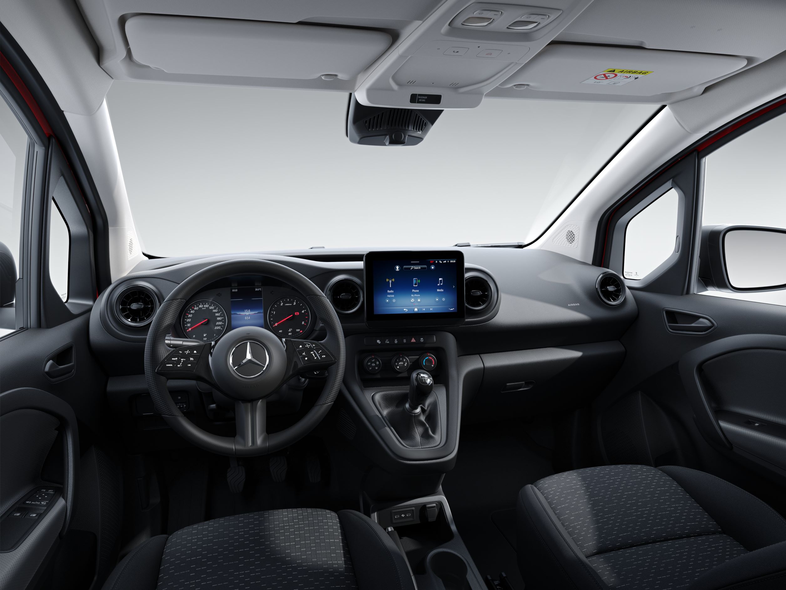 Fonctionnalité Citan | Utilitaires légers Mercedes-Benz Une main humaine commande l'écran tactile du système multimédia MBUX de la Mercedes-Benz Citan.