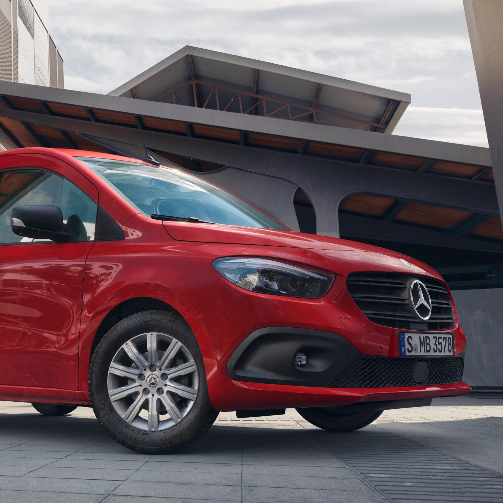 Le Citan Fourgon, un utilitaire léger de Mercedes-Benz, se trouve devant un site logistique.